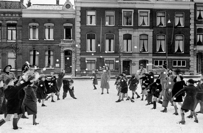 55991 Gezicht op de voorgevels van de panden Domplein nrs. 24 (rechts)- 26 te Utrecht met op de voorgrond sneeuwballen ...